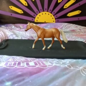 Breyer horse! Palomino. Middle size!